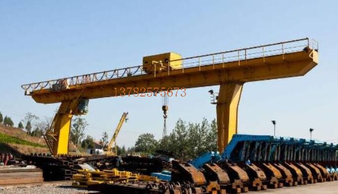 科技含量算不上高,并且它里邊的許多機(jī)器設(shè)備尤其是電氣控制系統(tǒng)一部分許多本身便是進(jìn)口的的,歐美國(guó)家徹底可以生產(chǎn)制造并且這個(gè)東西原本便是西方國(guó)家先搞出去運(yùn)用的,屬于很完善的技術(shù)性沒(méi)什么難題,對(duì)于歐美國(guó)家為什么不搞那你就應(yīng)當(dāng)先搞清我們?cè)趪?guó)外市場(chǎng)關(guān)鍵靠哪些,在其中之一便是裝備制造業(yè),裝備制造有別于一般的如車(chē)輛之類(lèi)的工業(yè)用品,他的顧客并不是本人全是組織或政府部門(mén),因此一般來(lái)說(shuō)有較強(qiáng)的講價(jià)要素,價(jià)錢(qián)就成為關(guān)鍵的競(jìng)爭(zhēng)力要素而不是生產(chǎn)量,換句話(huà)說(shuō)它這一領(lǐng)域?qū)儆诠こ绦再|(zhì)的,振華港機(jī)我去過(guò)多次它的鋼結(jié)構(gòu)一部分使用的是往下工程分包方式它給予工業(yè)廠房,小包工隊(duì)工地承包不包料,它按噸數(shù)給承包人清算實(shí)際職工的薪水它就不管了,因此在市面上面有極強(qiáng)的價(jià)錢(qián)空間。 不只是橋吊包含水上原油服務(wù)平臺(tái)、一般性的商用船舶、大中型的礦井機(jī)器設(shè)備及其高鐵動(dòng)車(chē)等都屬于這一狀況,國(guó)外我們這一類(lèi)武器裝備工程項(xiàng)目搞得特別多,這種物品你叫西門(mén)子PLC這類(lèi)企業(yè)干它也沒(méi)什么問(wèn)題可是成本費(fèi)顯而易見(jiàn),因此你應(yīng)該知道在工業(yè)生產(chǎn)層面在我國(guó)的消費(fèi)性工業(yè)用品國(guó)外基本上沒(méi)銷(xiāo)售市場(chǎng)例如*常見(jiàn)的車(chē)輛,高精密武器裝備層面也基本上沒(méi)銷(xiāo)售市場(chǎng)例如高精密數(shù)控車(chē)床,**可以爭(zhēng)奪的便是非標(biāo)準(zhǔn)及其大中型特大型的總包工程類(lèi)新項(xiàng)目,你說(shuō)的龍門(mén)吊就是這個(gè)狀況它是屬于非標(biāo)底工業(yè)品按要求訂制,懂了吧 盡管并不是干這一行的，但可以簡(jiǎn)潔的說(shuō)一下本人的了解，龍門(mén)吊的技術(shù)水平高嗎?可以說(shuō)不高，還可以說(shuō)很高。怎么講不高呢，我覺(jué)得工業(yè)生產(chǎn)基本比較強(qiáng)的我國(guó)只需假如不惜代價(jià)，仿冒一個(gè)應(yīng)當(dāng)都能造出。但造出來(lái)以后的品質(zhì)，穩(wěn)定性毫無(wú)疑問(wèn)比不上中國(guó)造的好，這也是可以毫無(wú)疑問(wèn)的。由于工業(yè)品中的一切加工工藝，生產(chǎn)加工，拼裝中的一個(gè)關(guān)鍵點(diǎn)的完善提升都要的時(shí)間的累積。 這類(lèi)累積僅有不斷碰到問(wèn)題，解決困難才可以獲得。這應(yīng)當(dāng)也算得上工業(yè)生產(chǎn)沉積。舉例說(shuō)明，一樣是車(chē)，為什么初期仿冒國(guó)產(chǎn)汽車(chē)與原裝貨對(duì)比質(zhì)量差別這么大呢?非常大一個(gè)因素是仿冒只有效仿，不太可能完整的了解每一個(gè)螺釘，每一個(gè)構(gòu)件如何使用，為什么那么用。這也是為什么工程圖紙一點(diǎn)不低的讓你，你也做不出來(lái)的緣故。 中國(guó)的龍門(mén)吊幾乎處在壟斷性，也用了這些年。各種各樣應(yīng)用工作狀況，常見(jiàn)故障幾乎都遇到過(guò)，如何提高每一個(gè)零部件的穩(wěn)定性，降低設(shè)備故障率，碰到問(wèn)題或是常見(jiàn)故障如何解決，龍門(mén)吊的生產(chǎn)商這些年的累積都門(mén)清，不必小瞧這一點(diǎn)。這全是真實(shí)工作經(jīng)驗(yàn)一點(diǎn)點(diǎn)累積上去的，是任意一個(gè)廠商的關(guān)鍵技術(shù)，也是使用價(jià)值反映。所以說(shuō)，龍門(mén)吊的技術(shù)水平高，就高在這兒。 一個(gè)龍門(mén)吊正常的維護(hù)保養(yǎng)，持續(xù)應(yīng)用五年，十年幾乎不出常見(jiàn)故障，作出那樣的龍門(mén)吊，那就是必須非常高的科技含量。假如只是作出一個(gè)能用的龍門(mén)吊，但常常出常見(jiàn)故障，必須常常檢修，那么就不用很高的技術(shù)性。因此我就說(shuō)，歐美國(guó)家工業(yè)強(qiáng)國(guó)假如想造大中型龍門(mén)吊，以它們的工業(yè)生產(chǎn)基本，毫無(wú)疑問(wèn)能造出，可造出來(lái)之后，價(jià)錢(qián)沒(méi)優(yōu)點(diǎn)，品質(zhì)又比不上中國(guó)的好，市場(chǎng)需求又小，那還造哪些，只有從中國(guó)買(mǎi)。 我很承擔(dān)責(zé)任的說(shuō)，從基本原理而言要吊裝大噸數(shù)的物品科技含量真不高，例如造2個(gè)大鋼塊，造一個(gè)非常厚的圈筒，鍍鋅鋼絲繩根據(jù)動(dòng)滑輪組繞個(gè)1000好幾個(gè)，1000噸的計(jì)算下來(lái)也才是多少?初初中過(guò)吧! 可是，你需要考慮到具體運(yùn)用狀況，這類(lèi)物品你真上來(lái)吊可能就上百?lài)嵙?，有哪些工業(yè)廠房能承擔(dān)?還用來(lái)應(yīng)用?還需要不必走動(dòng)?? 告知你們什么叫做技術(shù)性! 1，滿(mǎn)足需求， 2，方便使用(例如輕量) 3，成本費(fèi)減少。。 這三點(diǎn)便是一切機(jī)器設(shè)備的關(guān)鍵技術(shù)，就例如哪些數(shù)控車(chē)床要德國(guó)的，由于他的高精度，達(dá)到了要求，中國(guó)做不到，因此價(jià)錢(qián)貴也沒(méi)法!