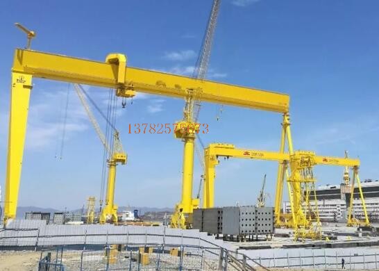 造船廠的巨型龍門(mén)吊為何兩條腿不一樣？